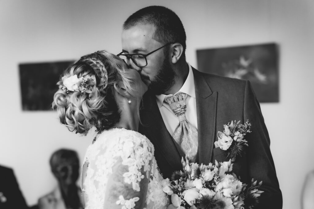 Photographe-couple-émotion-mairie-église-cérémonie